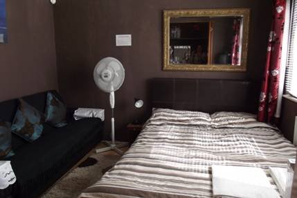  Profile Photos of Barking Guesthouse 292 Bastable Avenue - Photo 2 of 13