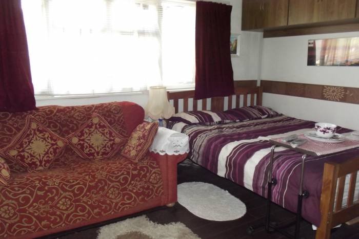  Profile Photos of Barking Guesthouse 292 Bastable Avenue - Photo 3 of 13