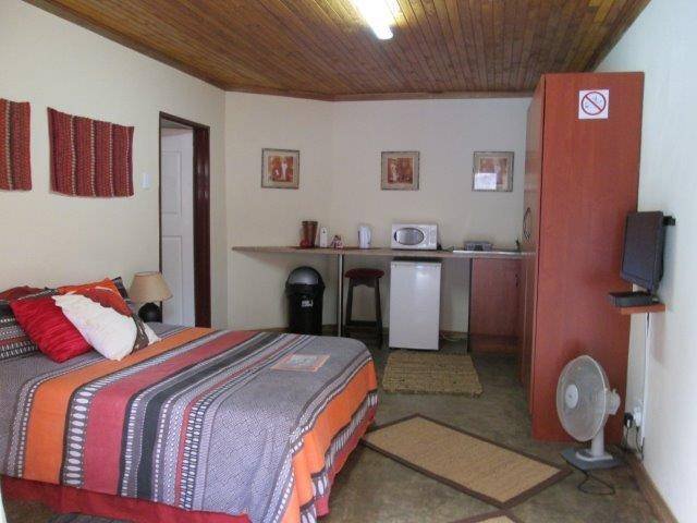 Room 9 - Standard Room Profile Photos of Bendor Bayete Self Catering Accommodation 39 Pierre Street, Bendor - Photo 9 of 9